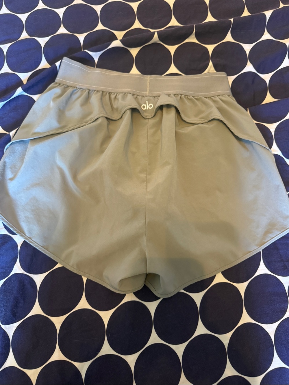 ALO Yoga Women’s Light Gray Match Point Shorts - Picture 2 of 2